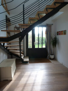 Escalier et porte d'entrée dessinés par Anthracite déco.